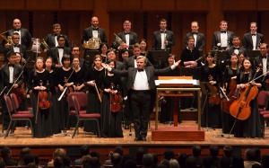 El director de orquesa Milen Nachev y la Orquesa Sinf&oacute;nica de Shen Yun luego de interpretar la Obertura Egmont de Ludwig van Beethoven, Op.84.