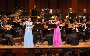 Chia-jung Lee (links) en Lana Kuscer speelden A.B. F&uuml;rstenau&#039;s Rondo Brillant for two flutes and orchestra, Op.102. Het concert behelsde ook Shen Yun&#039;s vocale solisten, uitzonderlijk zeldzaam in hun vermogen om de bel canto techniek te gebruiken om Chinese lyrics te zingen. Hier zingt tenor Tian Ge &#039;Hope of Returning Home.&#039;