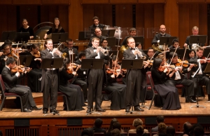 I trombettisti (da sinistra a destra) Kaspar Martig, Eric Robins e Alexander Wilson eseguono la festa di Bugler dal compositore americano Leroy Anderson.