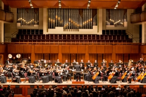 神韻交響樂團於九月二十七日晚在華盛頓DC肯尼迪藝術中心音樂廳首演，拉開了2013年巡回演出的序幕。演出以美國國歌開場。
