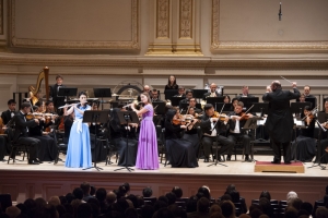 Chia-jung Lee (&agrave; gauche) et Lana Kuscer interpr&egrave;tent le Rondeau brillant pour deux fl&ucirc;tes et orchestre op. 102 de A.B. F&uuml;rstenau.