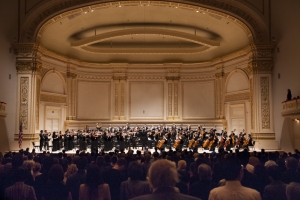 Zač&aacute;tek koncertu Symfonick&eacute;ho orchestru Shen Yun v&nbsp;Carnegie Hall doprov&aacute;zela hvězdičkami poset&aacute; vlajka.