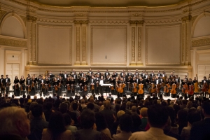 Dirigent Milen Nachev en het Shen Yun Symfony Orkest na het uitvoeren van Pyotr Ilyich Tchaikovsky&#039;s meeslepende Polonaise van Eugene Onegin.