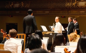 Der Dirigent Yohei Sato und die Trompeter (v.l.) Alexander Wilson, Eric Robins und Kaspar M&auml;rtig proben Leroy Andersons &#039;Bugler&rsquo;s Holiday.&#039;