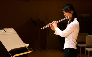 Chia-jung Lee, flautista de Shen Yun, se prepara para el concierto en el Boston Symphony Hall, 9 de octubre.