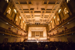 Pemandangan tampilan penonton dan panggung di Boston Symphony Hall selama konser Shen Yun ,9 Okt.