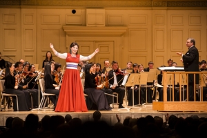 La soprano Haolan Geng dopo aver cantato &#039;Lo scopo della vita&#039;.