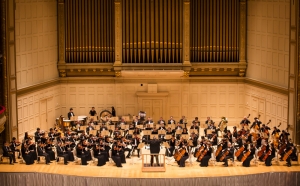 Conductor Milen Nachev and the Shen Yun Symphony Orchestra.