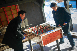 Photo 11 : Tony Xue supervise un cours de danse. Pendant la saison des f&ecirc;tes, la danse classique chinoise est notre cadeau pour vous sous le sapin de No&euml;l. (La saison des f&ecirc;tes repr&eacute;sente notre p&eacute;riode la plus occup&eacute;e de l&#039;ann&eacute;e et nous f&ecirc;tons cela en travaillant plus dur que le reste de l&#039;ann&eacute;e pour partager notre culture avec les gens du monde entier. Leurs sourires repr&eacute;sentent bien plus qu&#039;un cadeau pour nous.)