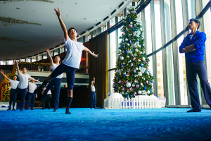 Tony Xue beobachtet die Tanzstunde. W&auml;hrend der Feiertage legen wir Ihnen den klassischen chinesischen Tanz als Geschenk unter den Weihnachtsbaum. (Tats&auml;chlich ist diese Zeit f&uuml;r uns die arbeitsreichste Zeit des Jahres und wir feiern, indem wir h&auml;rter arbeiten, als den Rest des Jahres &uuml;ber, um unsere Kultur mit den Menschen weltweit zu teilen. Ihr L&auml;cheln ist mehr als ein Geschenk f&uuml;r uns.)