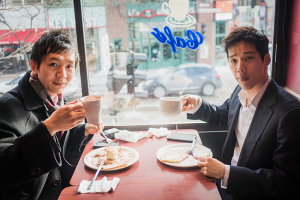 Colazione-pranzo al Paris Cr&ecirc;pe, nel centro di Montreal (ballerini Steve Feng, sinistra, e Yuan Ming)