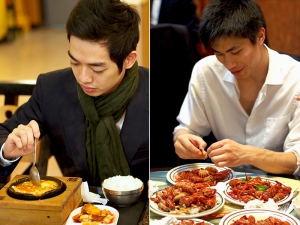 Dos formas de &quot;frutos de mar&quot;. A la izquierda, el bailar&iacute;n Ethan Huang cena un plato coreano con algas y tofu; a la derecha, el bailar&iacute;n Eric Lam se hace un fest&iacute;n de langostas. (Gary Liu)