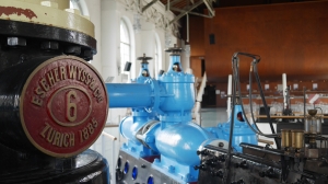 A fines del siglo XIX, el BFM era una estaci&oacute;n hidroel&eacute;ctrica. Durante casi un siglo basteci&oacute; a miles de hogares de Ginebra con agua potable y electricidad, y luego fue transformado en un centro cultural y art&iacute;stico en la d&eacute;cada de 1980. En el vest&iacute;bulo se exhiben muchas de las maquinarias originales. (F Chun)