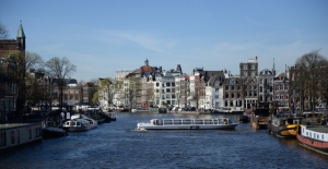 Principal Dancer Jerry Zhang takes a close look, while Steve Feng and Ben Chen admire their photos of the picturesque Dutch capital. Lily Wang and Seron Guang Ling Chau say goodbye to Amsterdam. Next stop - Berlin and then Paris, Brussels, and Barcelona!