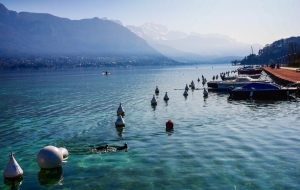 Die Erste T&auml;nzerin Cheryl Lin, die T&auml;nzerinnen Erin Battick und Michelle Wu, der Thiou-Kanal und das Palais de l&rsquo;Isle. Das Palais de l&rsquo;Isle ist eine Burg, die 1132 als Residenz des Herrn von Annecy errichtet wurde. Sp&auml;ter wurde es Verwaltungssitz der Grafen von Genf, dann ein Gericht, ein M&uuml;nzamt und vom Mittelalter bis 1865 und dann wieder im 2. Weltkrieg ein Gef&auml;ngnis. Heute ist es ein Museum. (Seron Guang Ling Chau)