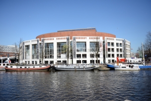 Il nostro teatro, il capolavoro che prende il nome di National Opera &amp; Ballet, &egrave; situato lungo l&#039;elaborata rete di canali di Amsterdam.