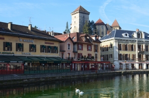 Despu&eacute;s del vuelo intercontinental, cruzamos la frontera francesa y dimos un paseo por la localidad alpina de Annecy. Probamos el caf&eacute; en uno de los muchos lugares que lo sirven. (Lily Wang)