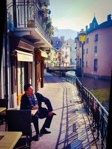 In questa foto, Ben Chen &ndash; primo ballerino e, anche lui, blogger &ndash; si gode il sole mattutino sul Canale Thiou. Potete ben vedere perch&eacute; il Thiou viene considerato la cartolina di Annecy; per questo il paese viene chiamato la &ldquo;Venezia delle Alpi&rdquo;.