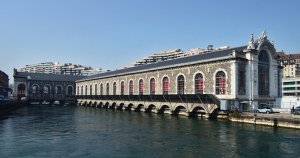 In the late nineteenth century, the BFM had been a hydroelectric station. It supplied thousands of homes in Geneva with drinking water and electricity for almost a century, before being transformed into a cultural and artistic center in the 1980s. The lobby displays many of the original machines. (F Chun)