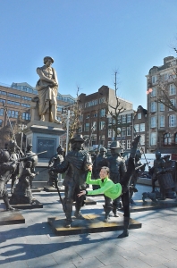 El primer bailar&iacute;n Jerry Zhang mira atentamente, mientras que Steve Feng y Ben Chen admiran las fotos que sacaron en la pintoresca capital holandesa. Lily Wang y Seron Guang Ling Chau se despiden de Amsterdam. Pr&oacute;ximas paradas: Berl&iacute;n, Par&iacute;s, Bruselas y Barcelona.