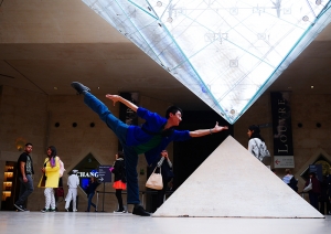 Klassischer Osten trifft auf Westen (oder wenn Sie so wollen, Da-Vinci-Kodex trifft auf daoistische Kosmologie &ndash; Himmel, Erde und Mensch). Der Erste T&auml;nzer Ben Chen im Louvre. Diese Pose zog schnell viele Museumsbesucher an, die dies auch festhalten wollten. Wenn Sie das Bild also irgendwo anders sehen, denken Sie daran, dass Ben Chen die Rechte daran hat.