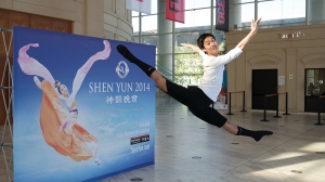 Le premier danseur Alvin Song dans son imitation de la premi&egrave;re danseuse Angelia Wang dans le hall d&rsquo;entr&eacute;e du th&eacute;&acirc;tre &agrave; Barcelone. (S&eacute;bastien Chun)