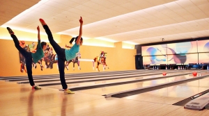 La nostra non &egrave; sempre una vita frenetica. Tra uno spettacolo e l&#039;altro a Louisville, Kentucky, le ballerine Tien Chen (sinistra) e Alison Chen hanno trovato un momento libero per una posa nella sala da bowling.