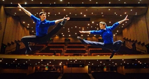 舞蹈演員Eric Wang和 Jeff Sun在台灣基隆文化中心躍躍欲試地準備即將到來的演出。