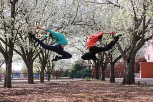 春が来た！　ジャンプで喜びを表現するプリンシパル・ダンサーのファウスティナ・コーク（左）とキャロライン・サーコム。米ジョージア州オーガスタで。（撮影：陳超慧）