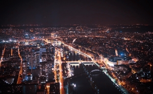 パリ、エッフェル塔の頂上からセーヌ川を臨む。（撮影：ベン・チェン）