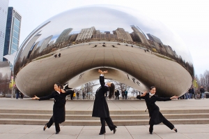 舞蹈演员Crystal He，刘心怡和Tien Chen在伊利诺伊州，芝加哥千禧公园的弯云门洞，发现她们的倒影了吗？（舞蹈演员陈超慧）