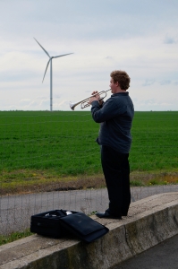 Le trompettiste de Shen Yun Jimmy Geiger profite d&rsquo;une pose sur une aire d&rsquo;autoroute en France, quelque part entre Bruxelles et Barcelone, pour r&eacute;p&eacute;ter un peu. (Violoniste David Chou)