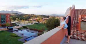 La prima ballerina Cheryl Lin fotografata mentre osserva le colline della Catalogna, Spagna. Quale sar&agrave; la prossima tappa nel nostro viaggio con Shen Yun&hellip;?