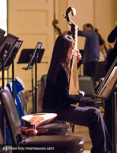 Na prastarou pipu, neboli č&iacute;nskou loutnu, se před koncertem v Carnegie Hall rozehr&aacute;v&aacute; Yu-ju Chen, 11. ř&iacute;jna 2014.