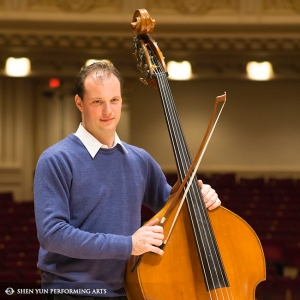 Carnegie Hall, kontrabasista Shen Yun Juraj Kukan przygotowuje się do przestawienia 11 października 2014.