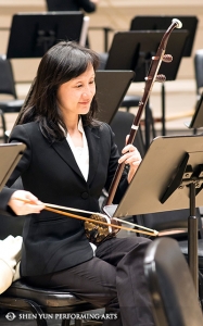 Erhu-Solistin Xiaochun Qi mit dem Shen Yun Symphony Orchestra seit 2012 zum dritten Mal in der Carnegie Hall, 11. Okt.