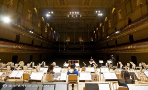 Hudebn&iacute;ci Symfonick&eacute;ho orchestru Shen Yun před zkou&scaron;kou v Boston Symphony Hall, 4. ř&iacute;jna 2014.