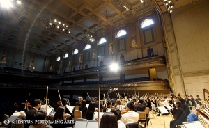 Het volledige symfonieorkest repeteert op de ochtend van het concert in Boston, 4 oktober.