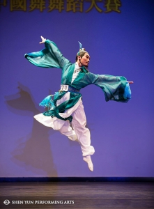 Danny Li, medaglia d&rsquo;oro nella categoria giovani maschile, si esibisce in &ldquo;Viaggiando nel sacro Paese&rdquo; al Concorso internazionale di danza classica cinese di New York.