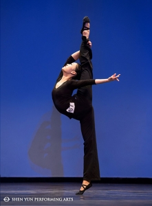 神韻領舞演員王君竹在全世界中國舞大賽上展示古典舞技巧。