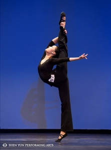 La primera bailarina de Shen Yun Lily Wang compite en la Competencia Internacional de Danza Cl&aacute;sica China de New Tang Dynasty TV celebrada en Nueva York el mes pasado.