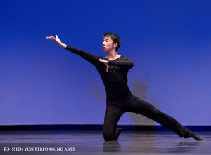 El primer bailar&iacute;n de Shen Yun Golden Li, ganador del oro en la Competencia Internacional de Danza Cl&aacute;sica China de 2010, realiza una demostraci&oacute;n exclusiva de t&eacute;cnicas durante la ceremonia de premiaci&oacute;n en Nueva York el mes pasado.