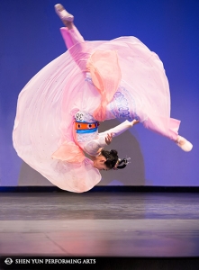 La ballerina principale di Shen Yun Miranda Zhou-Galati, medaglia d&rsquo;oro nella categoria adulti femminile, si esibisce in &ldquo;La dea N&uuml; Wa ripara il Cielo&rdquo; al Concorso internazionale di danza classica cinese.