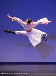 La ballerina principale di Shen Yun Jialing Chen, medaglia d&rsquo;oro nella categoria adulti femminile, si esibisce in &ldquo;Codice femminile di condotta&rdquo; al Concorso internazionale di danza classica cinese il mese scorso.