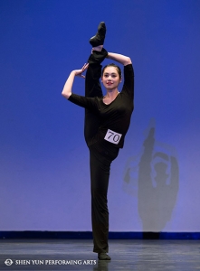 Miranda Zhou-Galati, ballerina principale di Shen Yun, vincitrice oro delle divisione maggiorenne feminile, in competizione a New York mese scorso. Golden Li, ballerino principale di Shen Yun ,vincitore oro dell&#039;edizione 2010, esegue una tecnica esclusiva durante la cerimonia di premiazione a New York mese scorso.