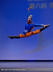 Peter Huang, ballerino principale di Shen Yun, vincitore oro della divisione maggiorenne maschile, in &ldquo;Bevendo da solo sotto la luce della Luna&quot; nella competizione internazionale di Danza Classica cinese.