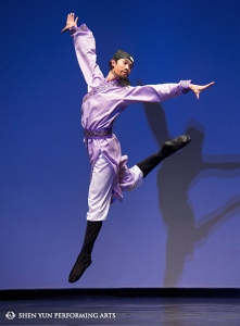 Hungwei Sun, menci&oacute;n de honor en la categor&iacute;a adultos masculina, baila &ldquo;Camino al trono&rdquo;.