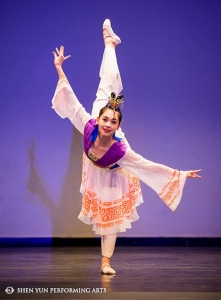 神韻領舞演員，青年女子組冠軍周曉表演劇目《女媧補天》。