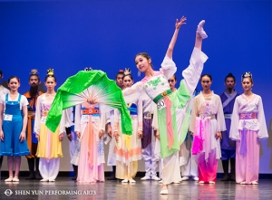 Die Shen Yun-T&auml;nzerin Kexin Li, Gewinnerin einer lobenden Anerkennung in der Erwachsenenkategorie der Damen, tritt im vergangenen Monat im Rahmen der Preisverleihung beim Internationalen Wettbewerb f&uuml;r Klassischen Chinesischen Tanz von New Tang Dynasty Television auf.