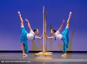 神韻舞蹈演員郭芷貝（右）和劉心怡在大賽上表演古典舞劇目。